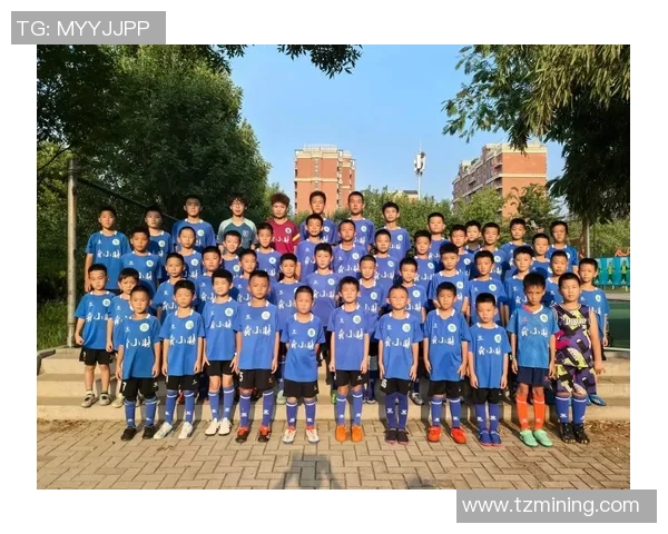 足球明星与著名球队合影留念展现荣耀与团结的瞬间 足球明星与著名球队合影留念展现荣耀与团结的瞬间