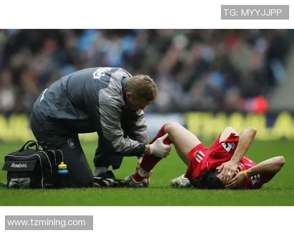 足球明星受伤瞬间揭示运动风险与职业生涯的脆弱性 足球明星受伤瞬间揭示运动风险与职业生涯的脆弱性