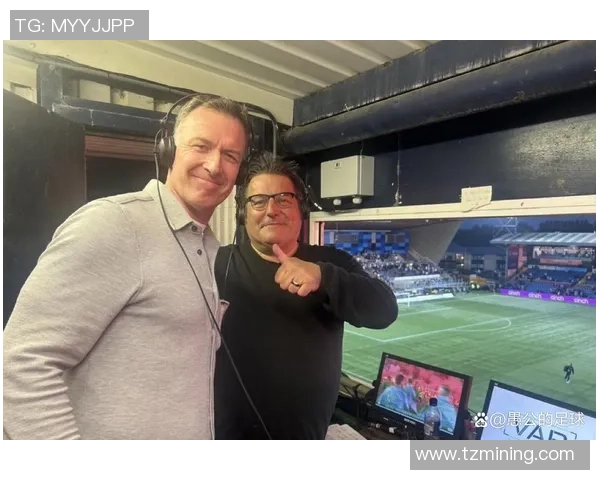 足球明星在采访中亲吻球迷瞬间引发热议与感动 足球明星在采访中亲吻球迷瞬间引发热议与感动